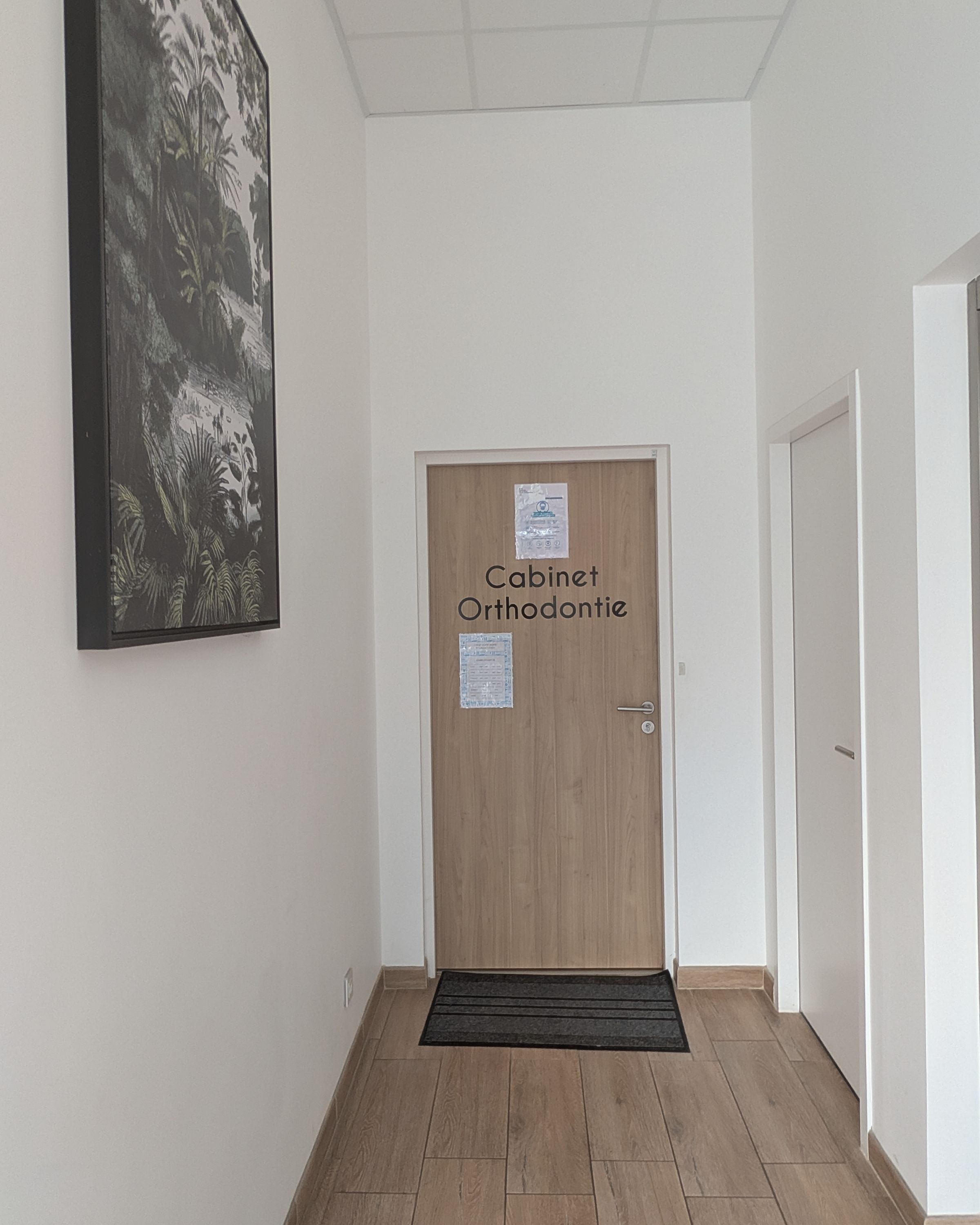 Porte d'entrée du cabinet d'orthodontie
