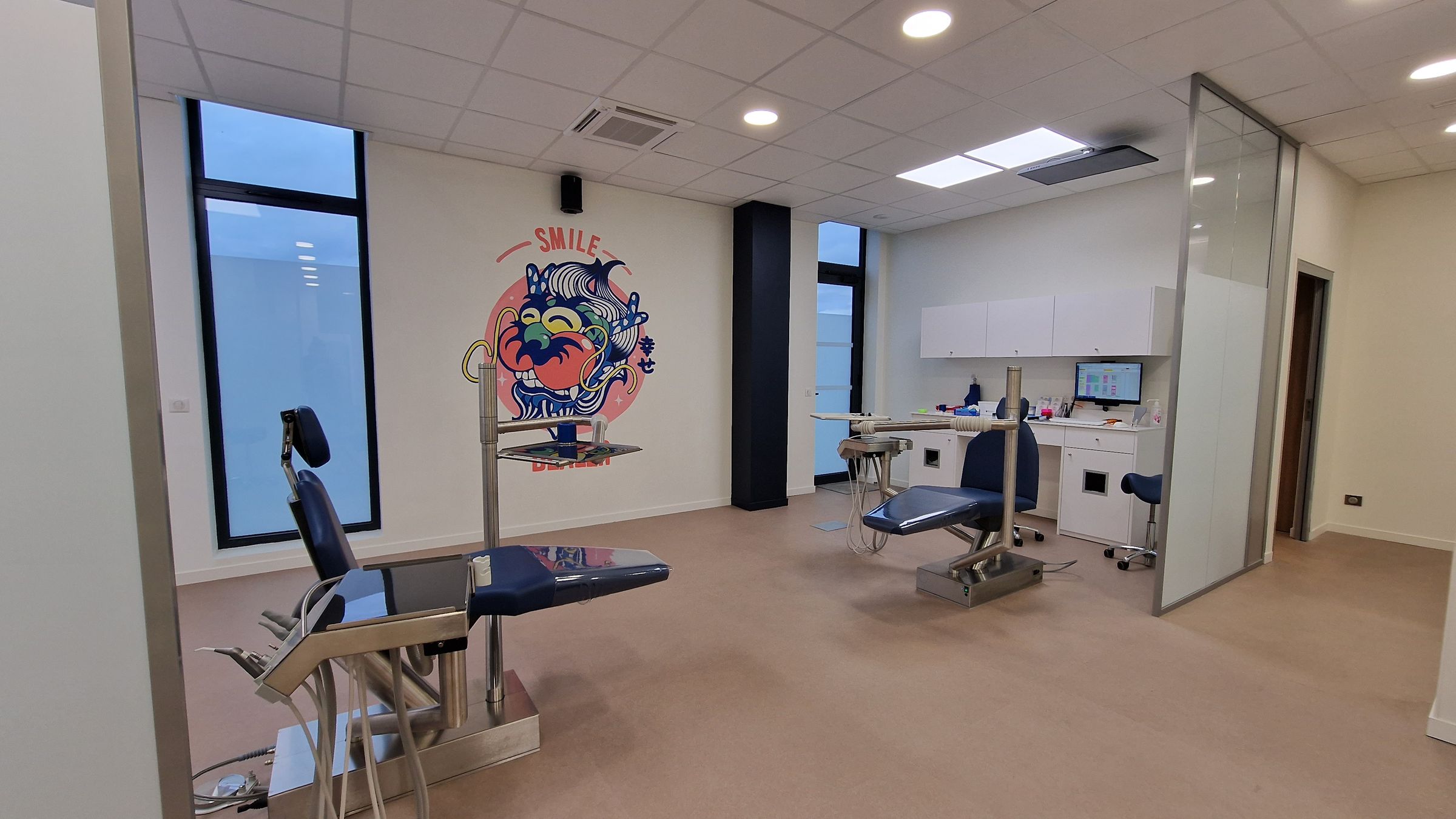 Salle de soins avec la fresque du dragon Smile Dealer